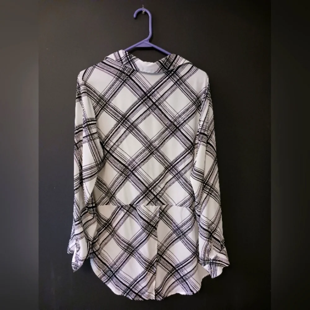 MASSINI WOMEN'S LARGE BUSINESS CASUAL BLACK AND WHITE BUTTON DOWN LONGSLEEVE TOP - Picture 2 of 3